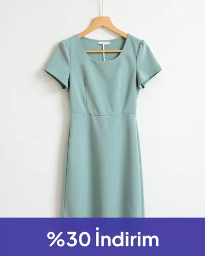Butik, sonra: beyaz duvar önünde aynı elbise ve altında “%30 İndirim” bandı