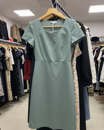 Butik, önce: kalabalık askıda yeşil elbise
