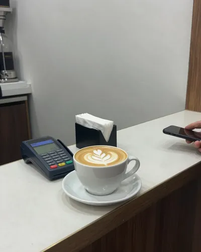 Kafe, önce: tezgahta latte